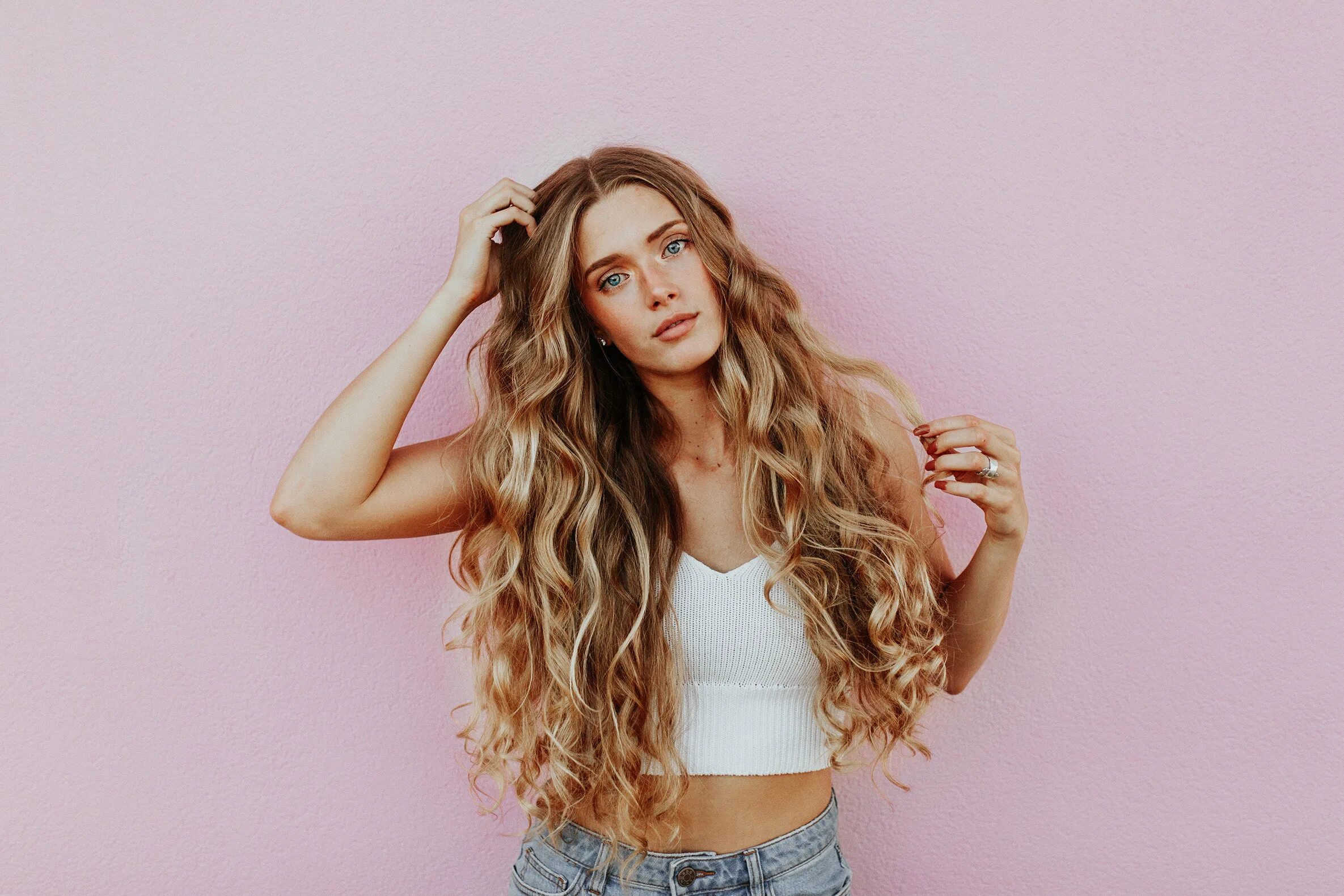 Valua vitaly. Девушка зимой. Катя василенко кудри. Девушка в брызгах воды. Крупные локоны на длинные волосы.