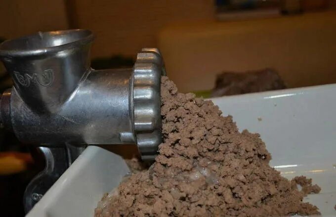 Мясо пропускаем через мясорубку. Вареное мясо через мясорубку. холодец через мясорубку. холодец перекрученный на мясорубке. холодец с мясом через мясорубку.