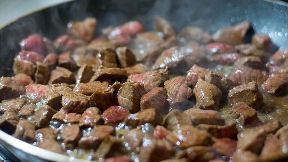 Говядина в растительном масле. Жаркое из оленины. Et Kavurma жареное мясо. Dana kizartma. Какую печень лучше готовить.