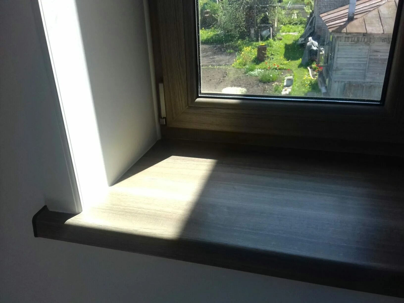 черные пластиковые откосы. стеклянный подоконник. черные пластиковые откосы. отделка пластиковых окон. цветные пластиковые окна.