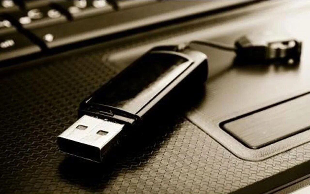 Флешка. USB флешка и для ноутбука. Флешка вставленная в ноутбук. Крутаяфлэшка компьютерная.