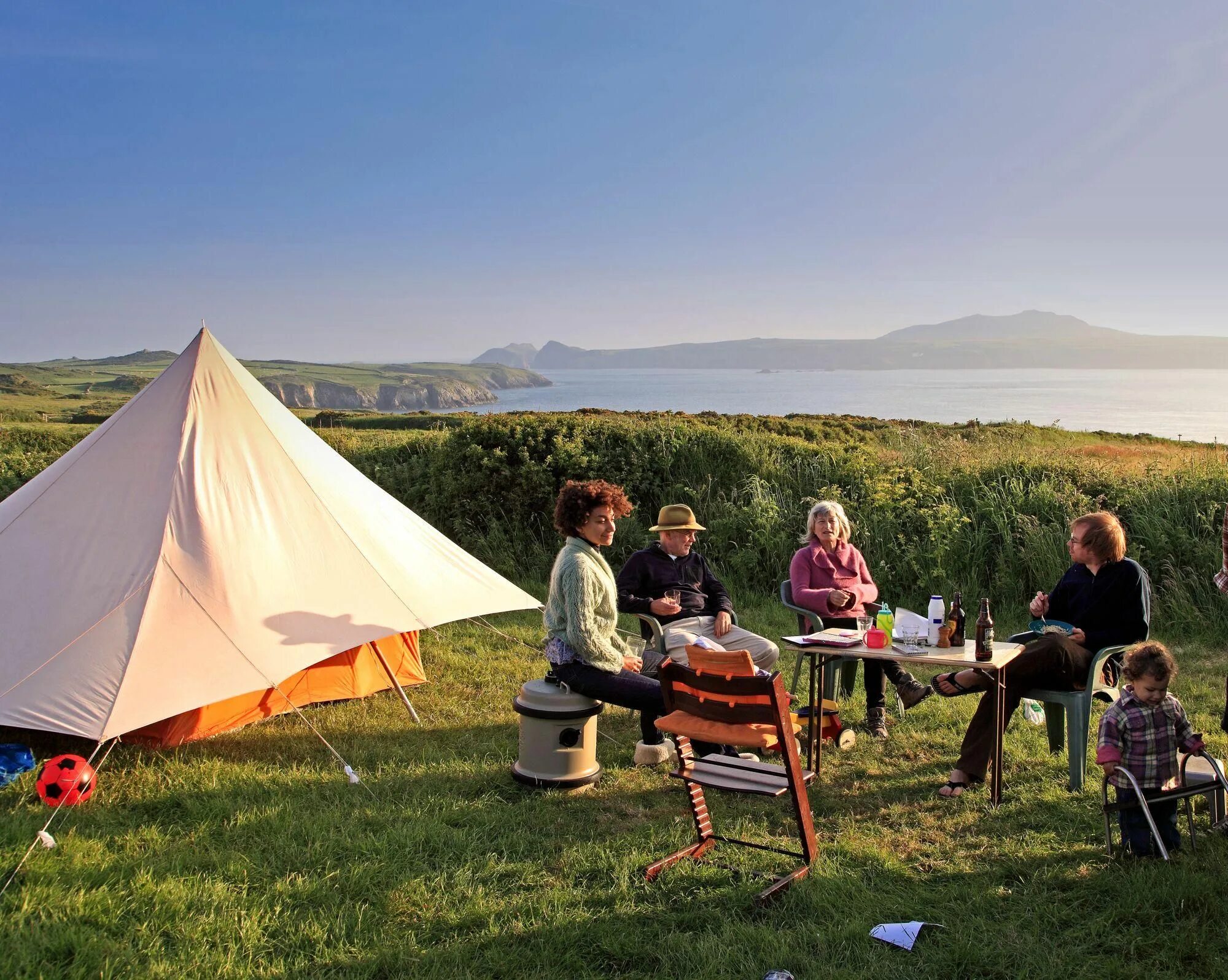 Stay in a camp. Глэмпинг Эвен. Глэмпинг пикник. Глэмпинг Северная Осетия. Глэмпинг Португалия.