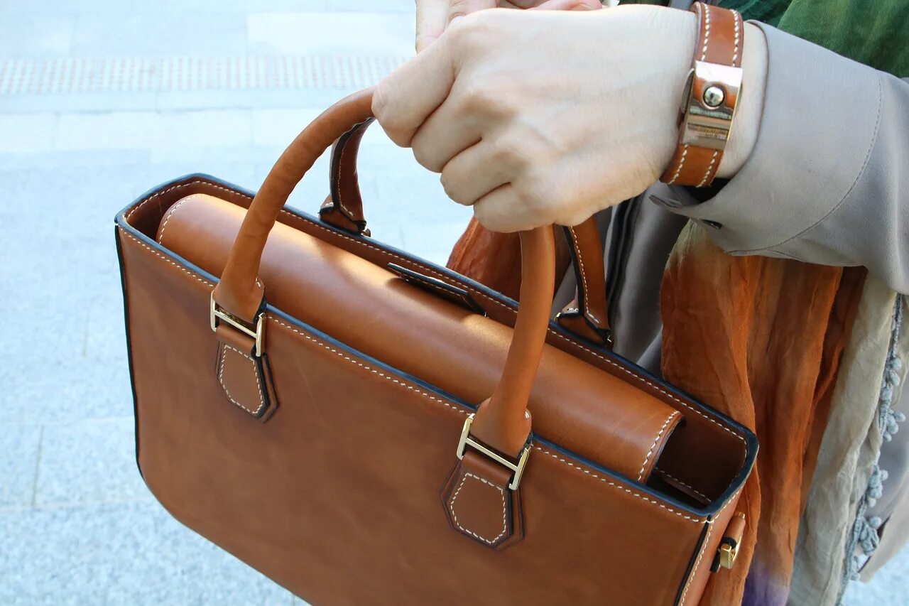 Нельзя ставить сумку на пол. Кожаная сумка. genuine leather сумки. кожаная сумка на ремень. сумка кожаная полицейская.