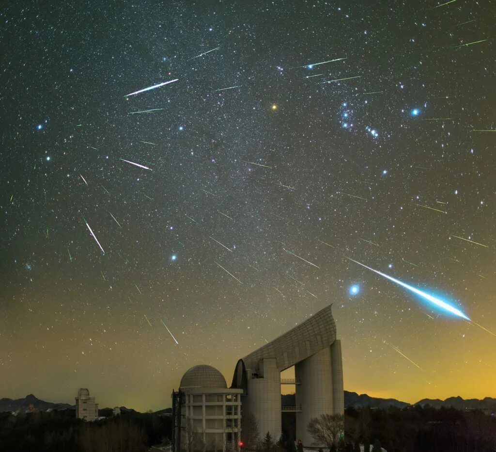 метеоры метеороиды метеориты. метеор метеорит метеороид. влияние космоса на жизнь на земле. комета падает на город. болид бенешов.