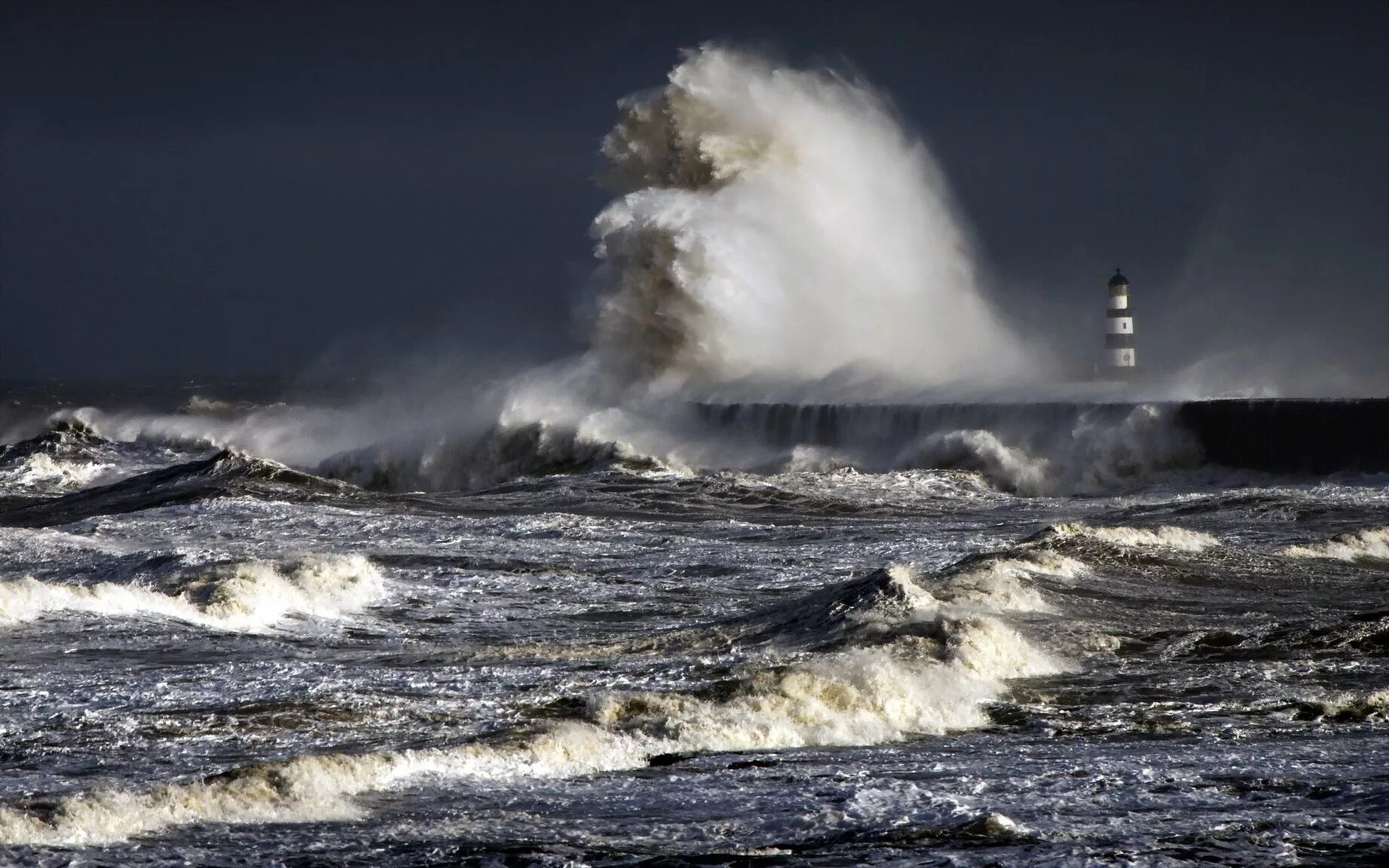 Шторм счет. «Шторм на черном море». Ацвазовский. Северное море Маяк шторм. Баренцево море шторм. Море шторм Владивосток.