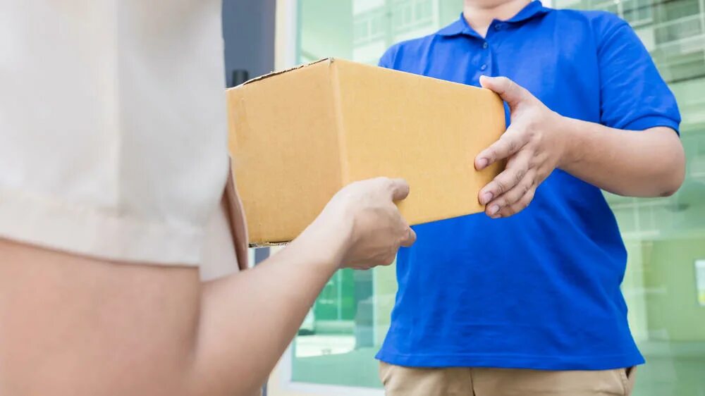 T me delivery not accepted. Delivery post. доставщик посылок страшные фотографии. курьер у двери. курьер под дверью.