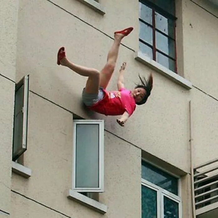 прыгает с балкона