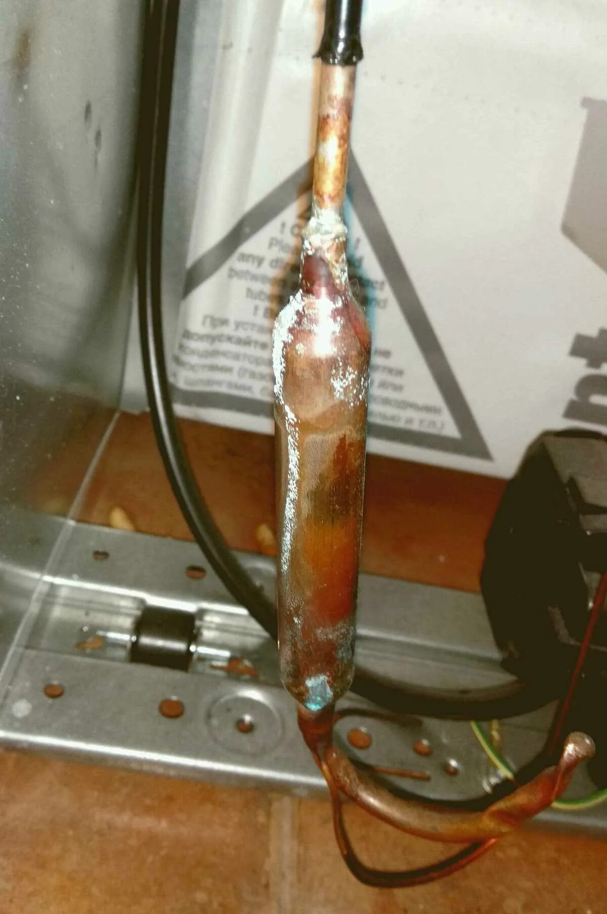 Холодильник стинол утечка фреона. Утечка в холодильнике. Как выглядит фреон. Как выглядит фреон. Холодильщик.