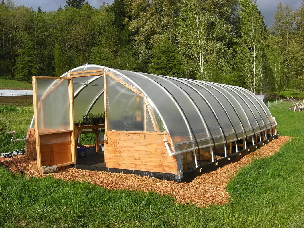 Покрыть теплицу своими руками. Парник Greenhouse т-21. Парник пленочный. Теплица на даче. Теплица из подручных материалов.