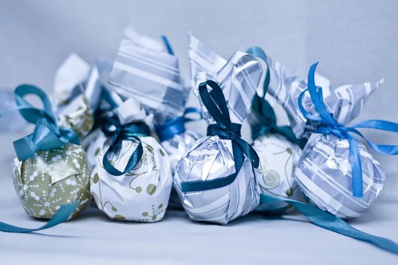 Новогодний шар в упаковке. Стильная упаковка подарков. Коробочка для подарка. Подарочные новогодние шары. Подарки и упаковка.