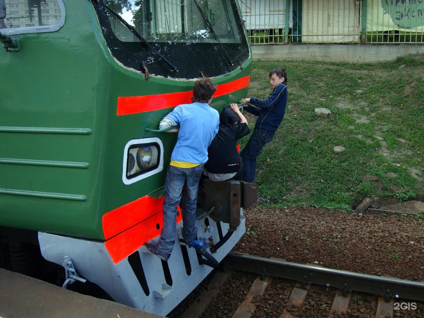 Прицепить вагон к поезду. Поезд электричка. Железнодорожная травма. Травмирование на железной дороге.