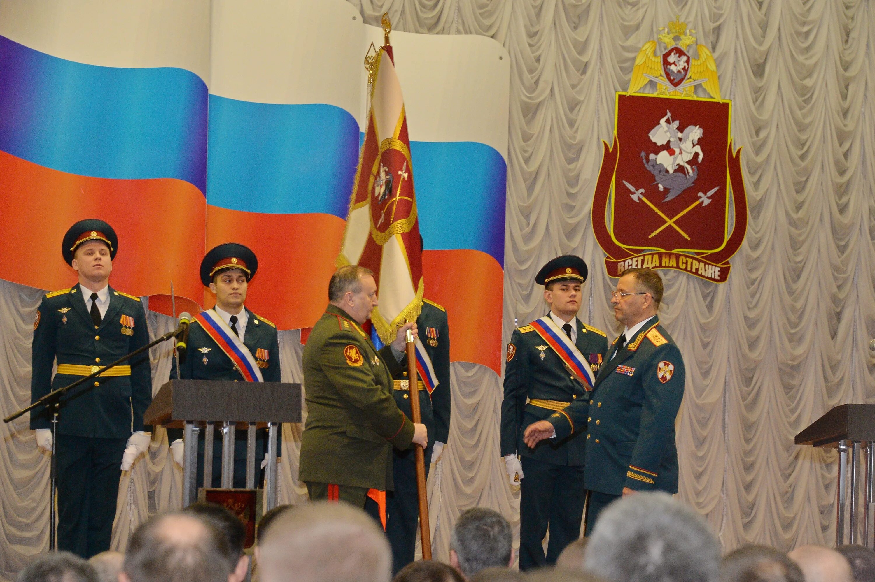 Штандарт командующего. Генерал полковник попов росгвардия. генерал попов командующий уральским округом внг. вручение штандарта командующему уральского округа. командование уральского округа войск национальной гвардии.