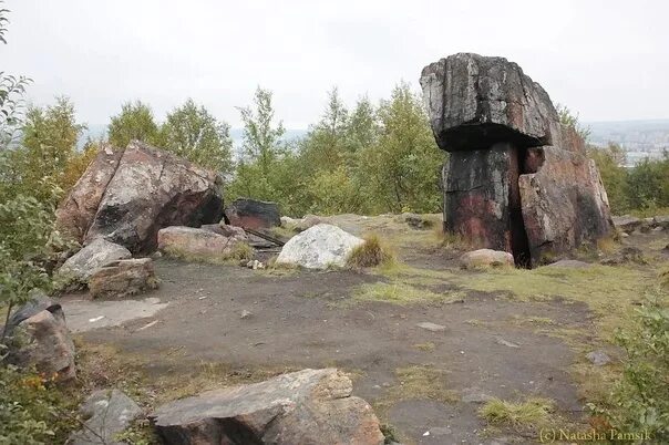 К достопримечательностям Мурманска - гора "Горелая" и "Вороний Камень" - смотрет