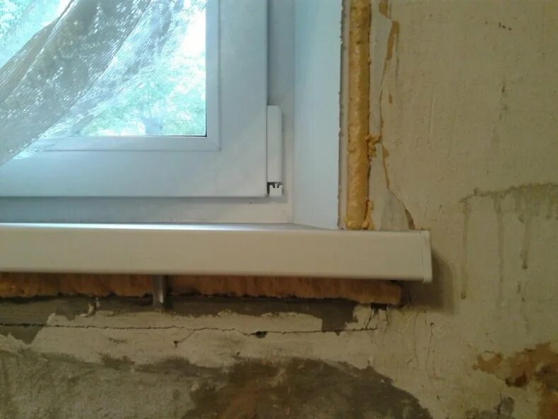 Откосы для окон. Отделка откосов окон. Окна монтаж откосы подоконник. Монтаж подоконника. Установка подоконников и откосов на пластиковые окна.