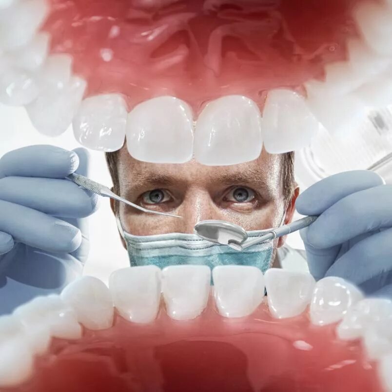 Врач занимающийся протезированием зубов. Стоматолог. Зубы стоматолог. Красивые зубы стоматология.