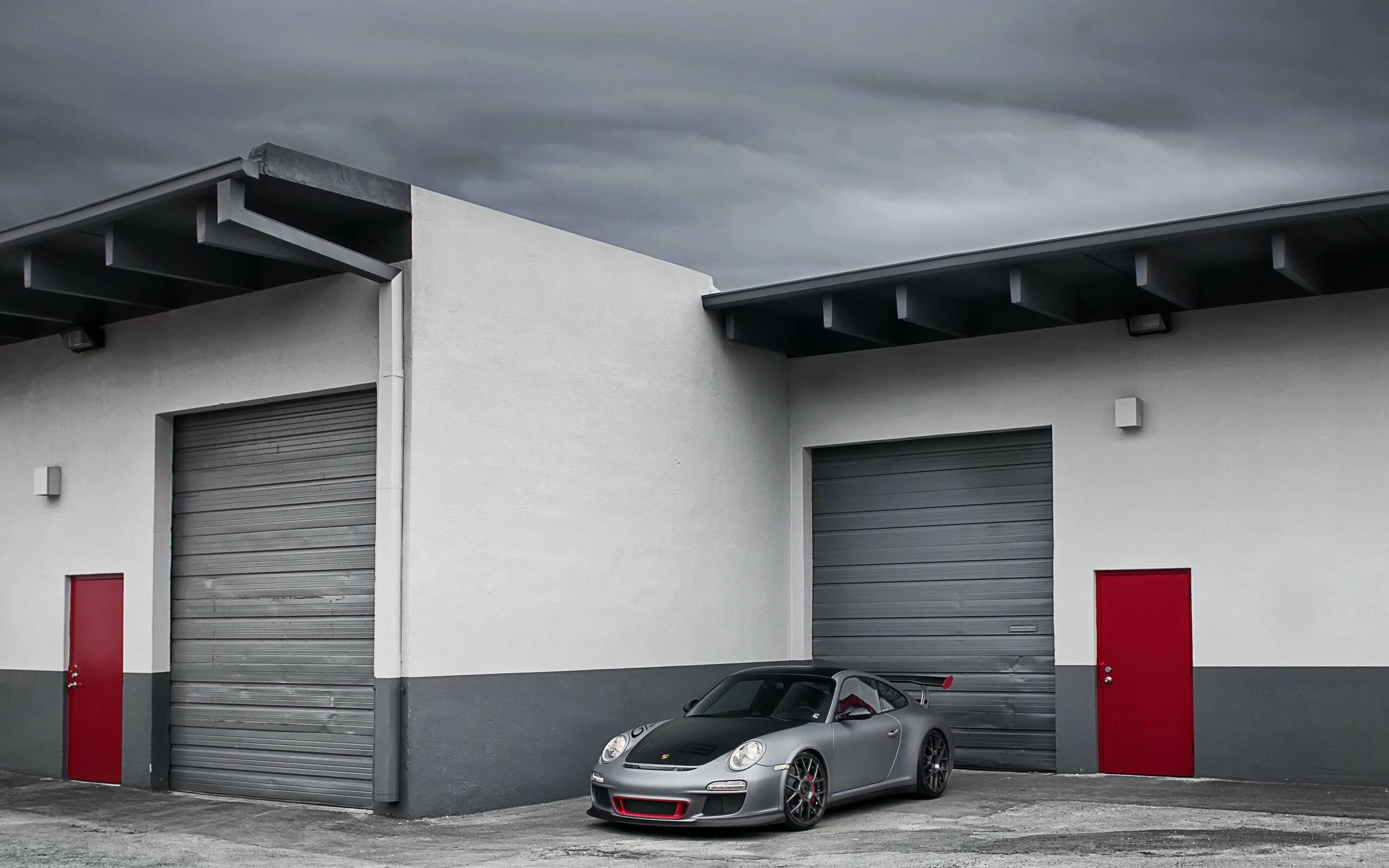 3 гараж автомобиль. Порше 911 в гараже. Gt3 Porsche Garage. Бокс, гараж, Порше. Porsche 911 gt1.