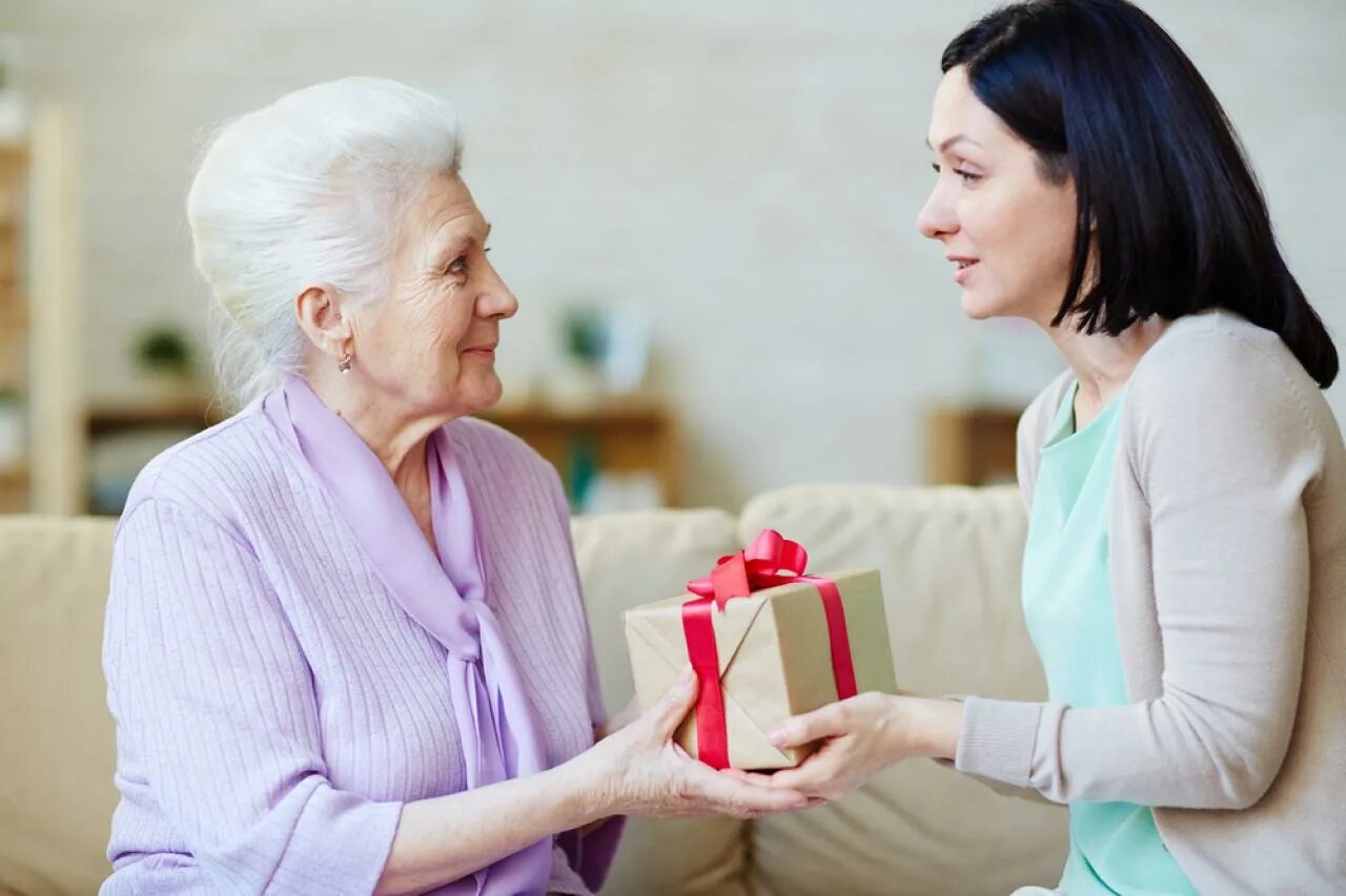 Сын подарил квартиру маме. Подарок бабушке. Бабушка дарит подарок. Мама дарит подарок. Подарки для пожилых людей.