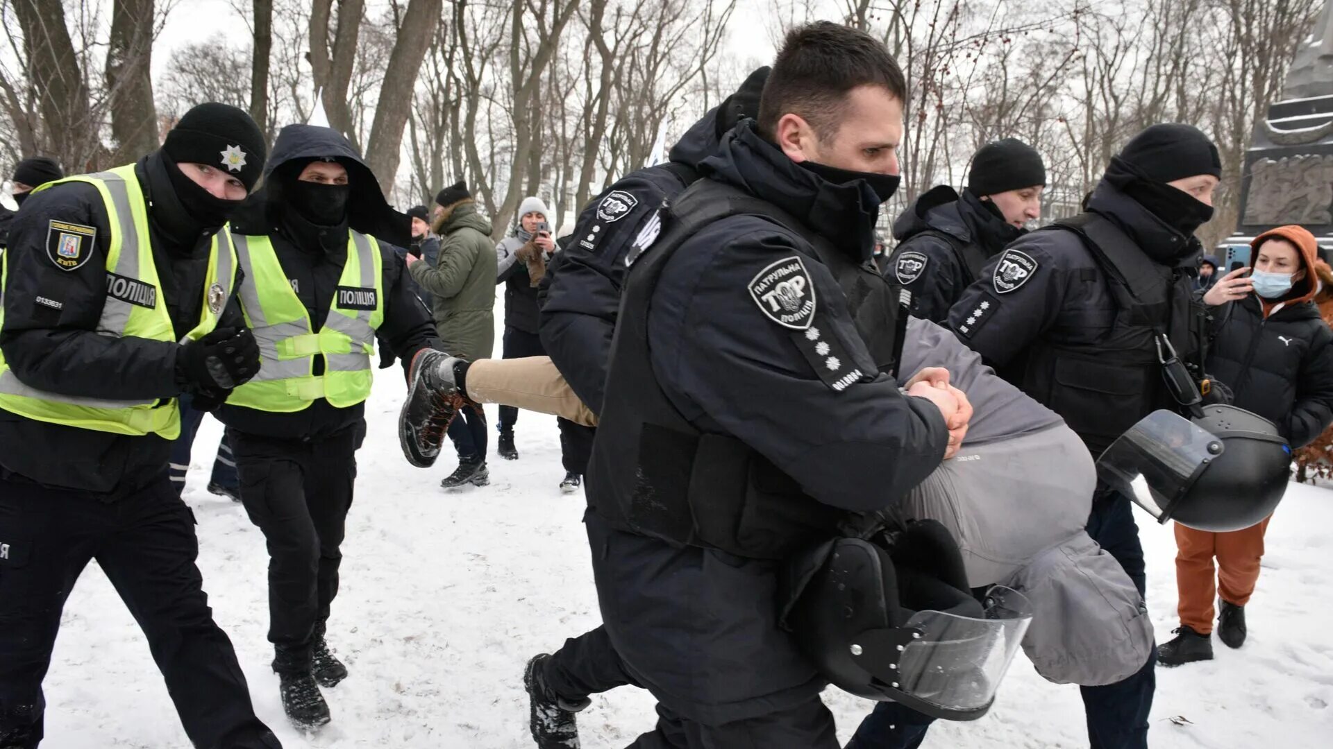 Полиция Украины на митинге. Протесты в Украине. Протесты в Киеве. Протесты в Киеве 2022. Митинг 25 февраля