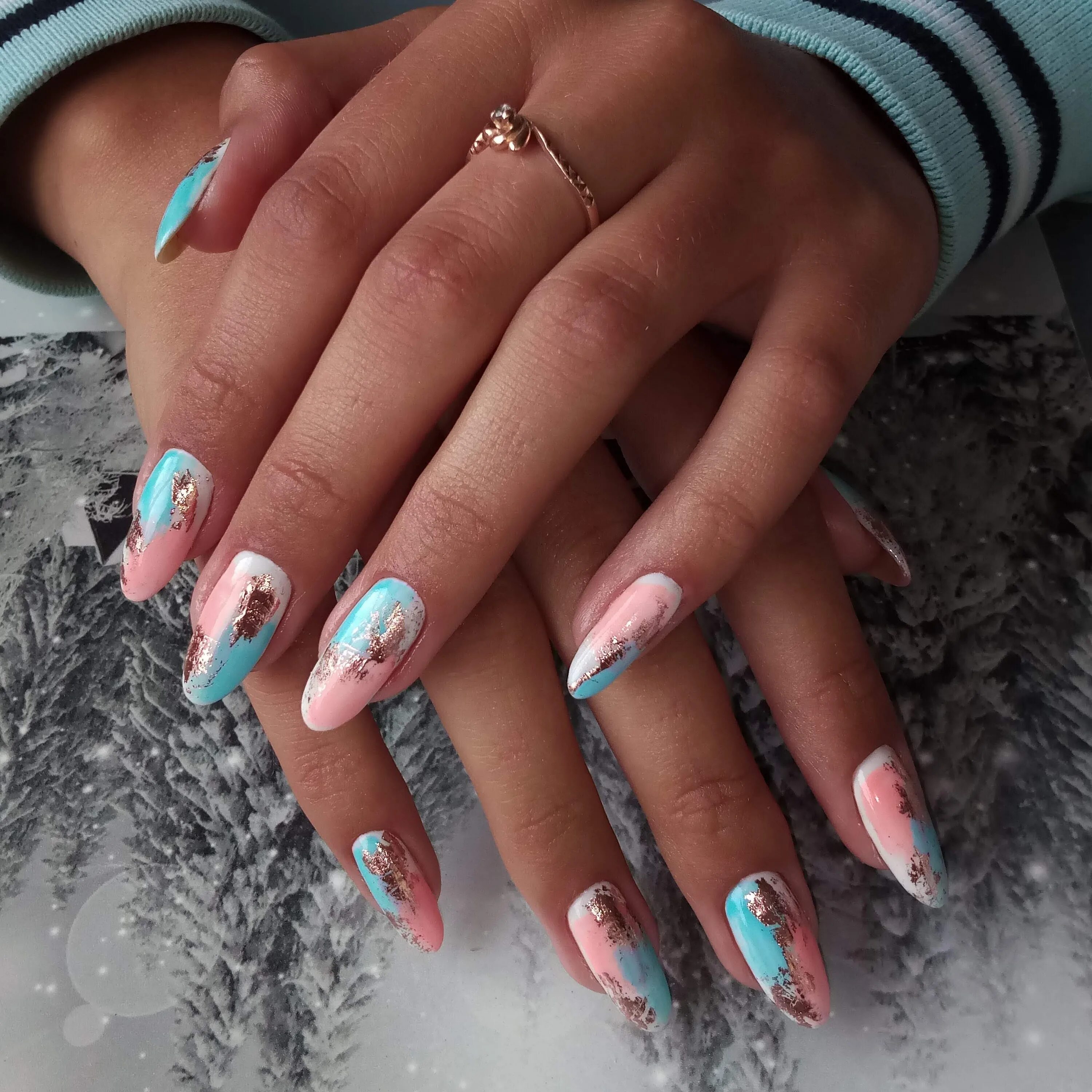 зимние ногти. длинные синие ногти. новогодний маникюр на квадратные ногти. синий маникюр 2022 миндаль. нарощенные ногти новогодние.