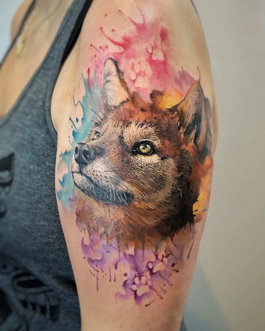 Тату лиса с лисенком. Тату лис мужские на руке. Волк и лиса в акварели. Парные тату животные. Волк и лиса эскиз.