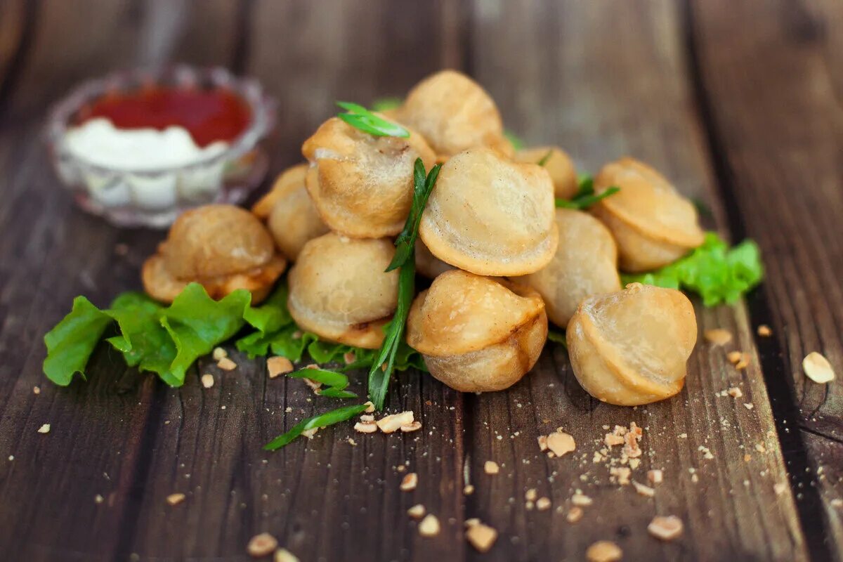 Можно ли пожарить пельмени. Пельмени во фритюре. Жареные пельмени. Вкусные жареные пельмени.