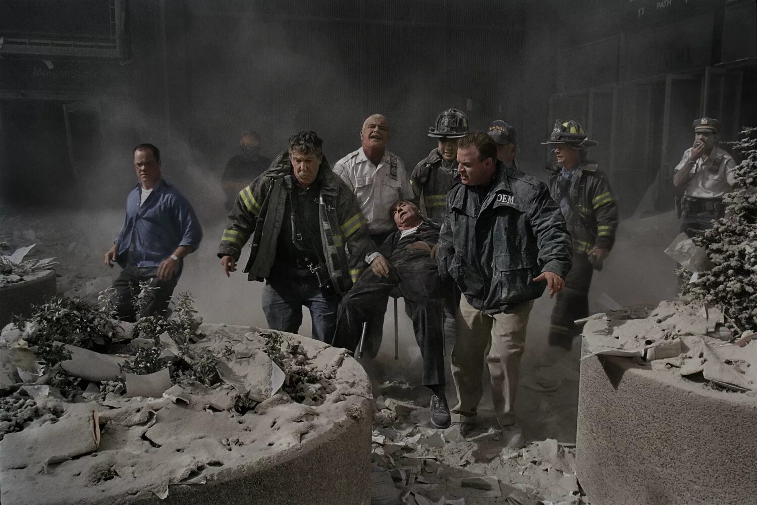 Сколько умерло людей во время теракта. Башни-Близнецы 11 сентября 2001. Спасатели 11 сентября 2001. Жертвы 11 сентября 2001 года. Башни Близнецы 11 сентября жертвы.
