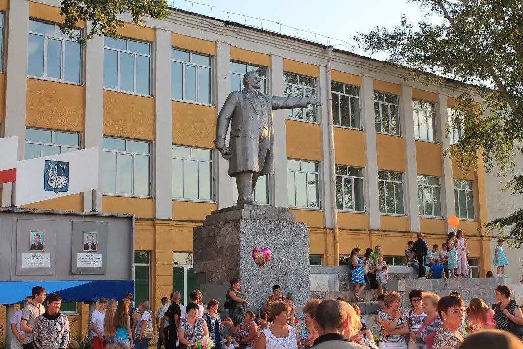 Сайт калининск саратовской области. Памятник Ленину Калининск. Калининск Саратовская область. Саратовская область Калининский район г.Калининск. Г. Калининск (Калининский район).