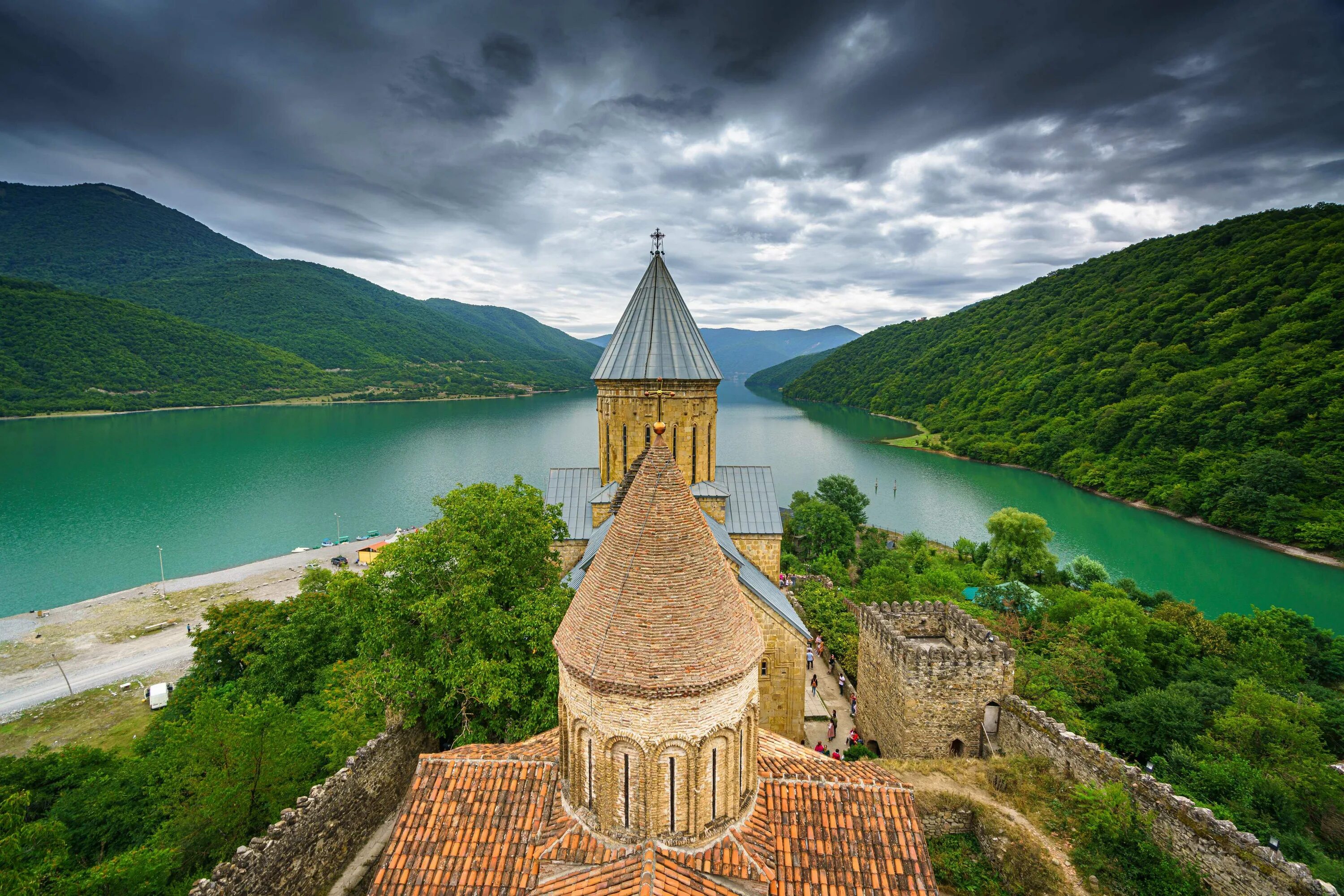 Самые красивые грузии. Ананури Грузия. Крепость Ананури. Монастырь Ананури Грузия. Ананури Грузия водохранилище.