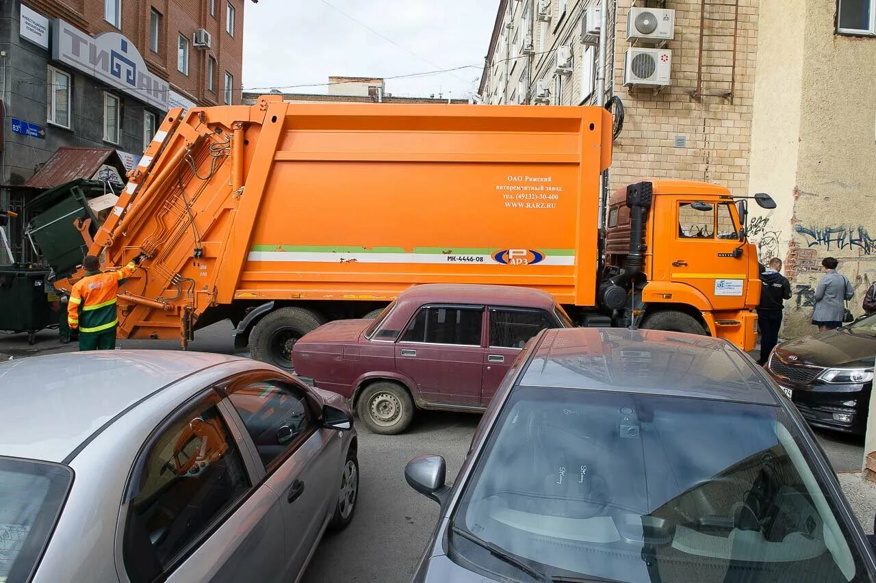 Водитель мусоровоза. ЦКС Магнитогорск мусоровозы. Мусоровоз во дворе. Мусоровоз Омск. Мусоровоз Челябинск.