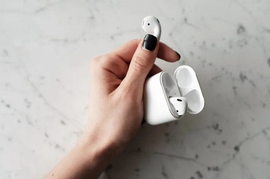 Работа airpods. AIRPODS Pro 2. AIRPODS 2 Lux. Аирподсы 4. AIRPODS 3 В руках.