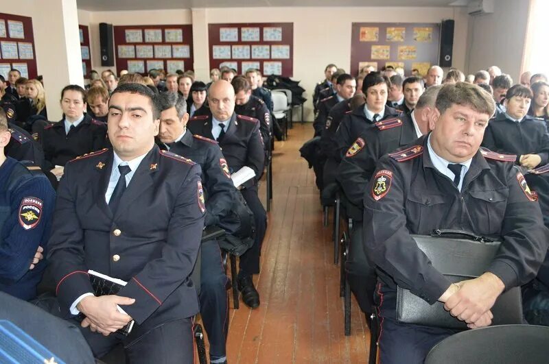 Омвд лабинский район. Сотрудник полиции перед населением. Лабинск. Начальник дпс усть- лабинского района краснодарского края. Омвд по лабинскому району.