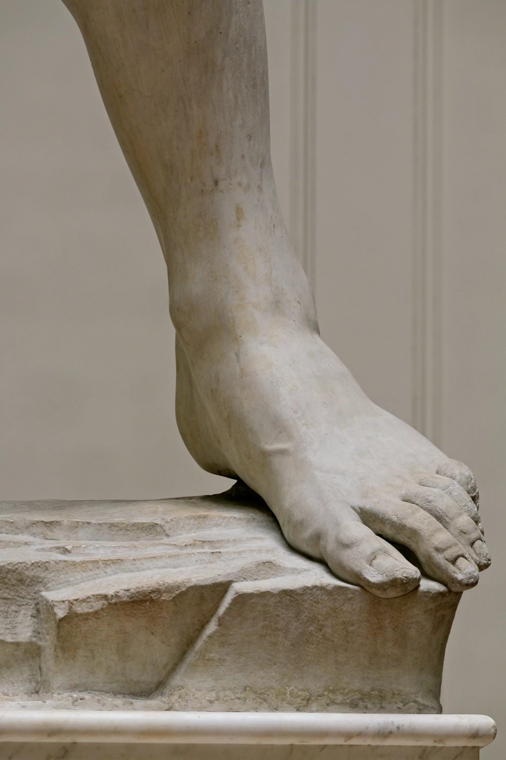 Нога статуя. Нога Давида Микеланджело гипс. Ступня Давида Микеланджело. Руки Микеланджело гипс.