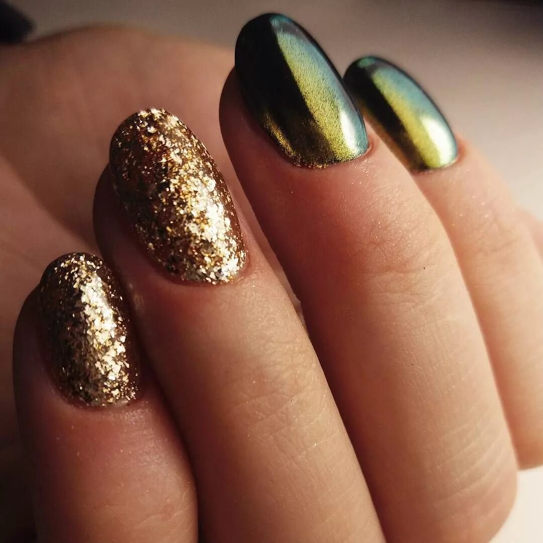 Золотые ногти. Маникюр на короткие ногти золотые блестки. Золотой светоотражающий маникюр. Золотой маникюр. Коричневый френч с золотом.