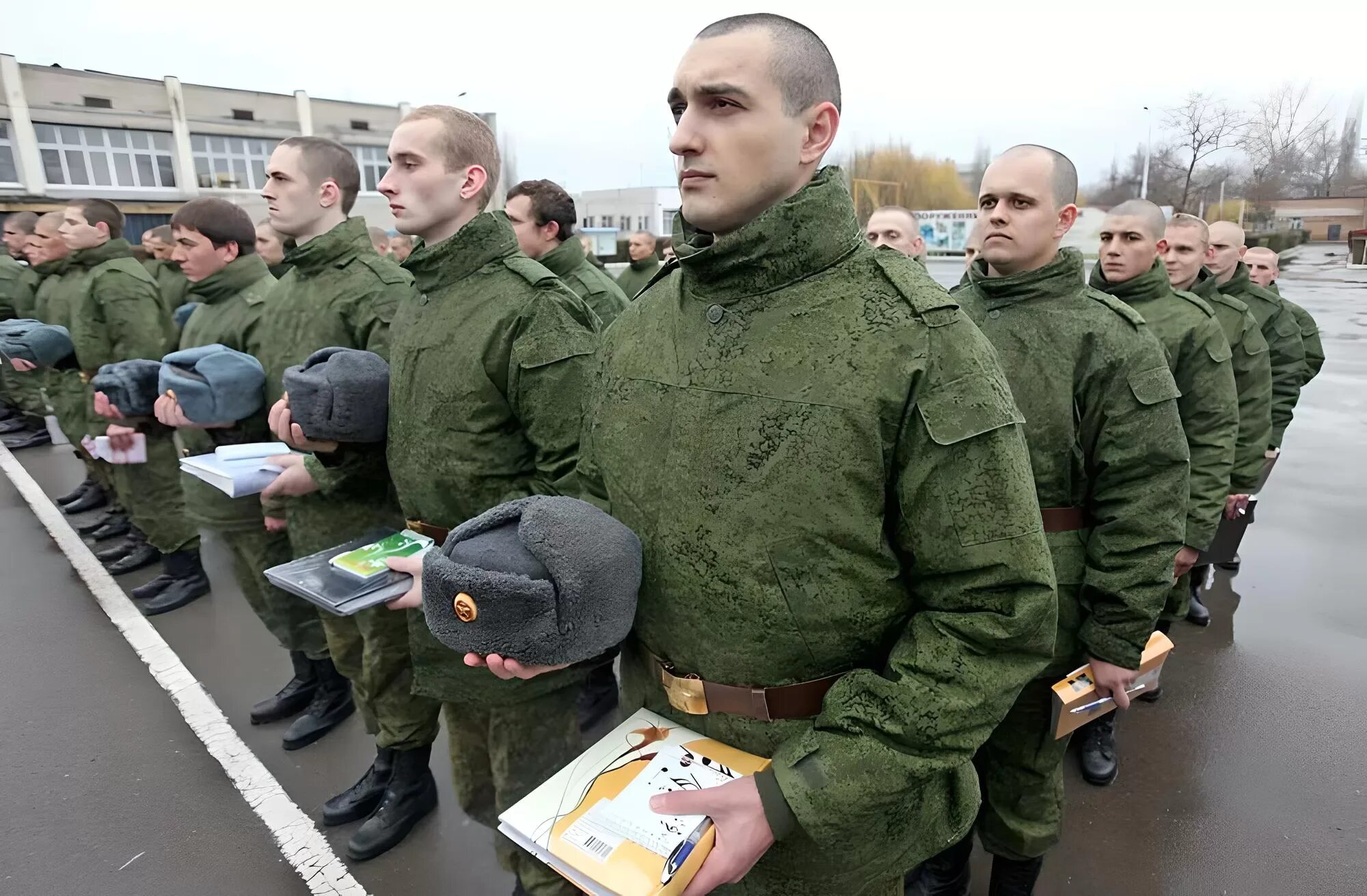 Армейская одежда. Срочники будут ли отправлять. Срочник казарма. Форма срочников. Срочники будут ли отправлять.
