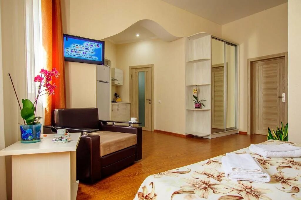 Eerie guest. Eerie guest logo. Guest studios. Снять квартиру долгопрудный набережная. Гостиница ирпень в ирпене фото внутри.