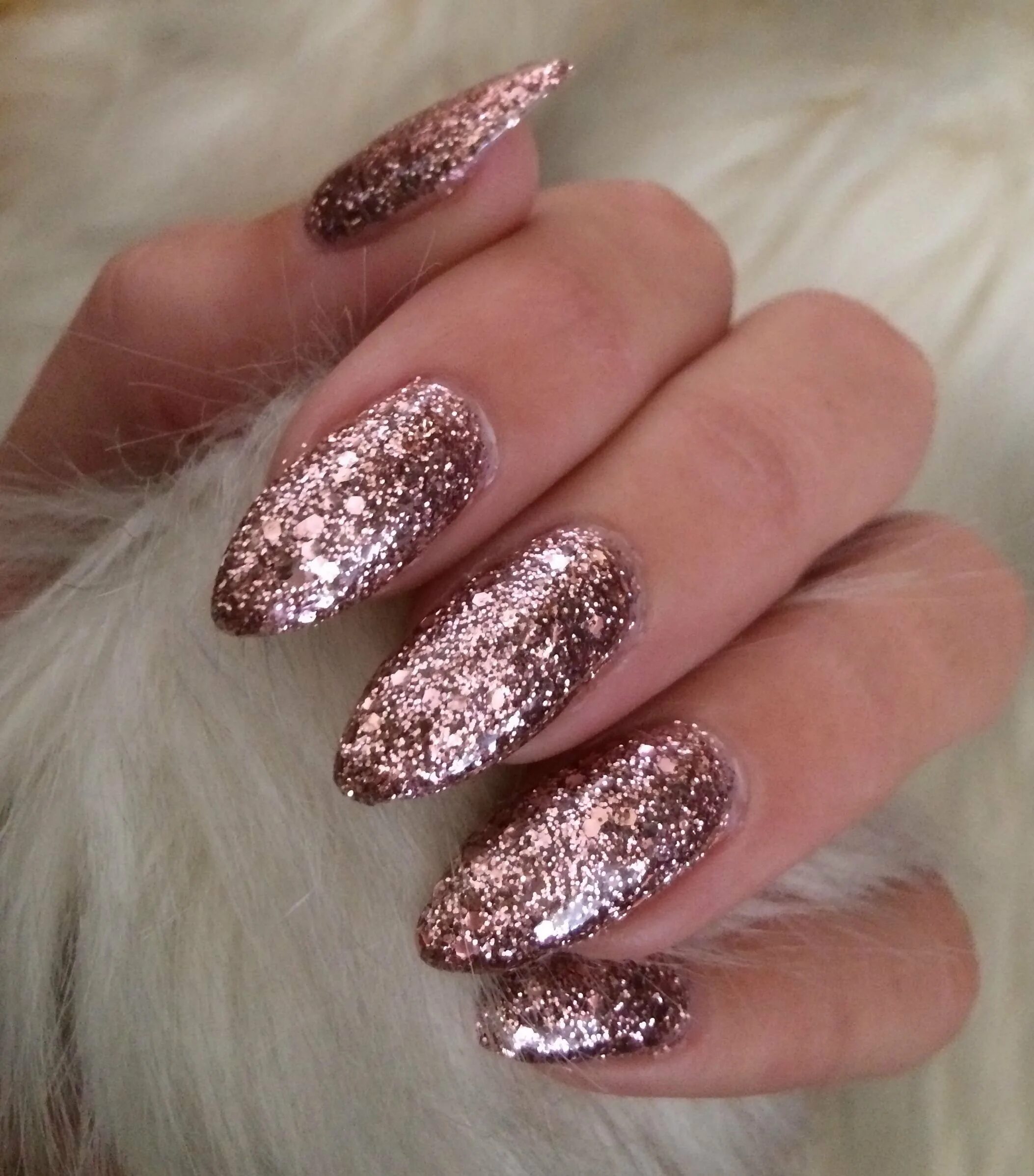Маникюр растяжка блестками миндаль 2022. Новогодний маникюр миндаль с блестками фото. Острые ногти с блестками. Новогодние ногти блестящие. Новогодний маникюр миндаль с блестками фото.