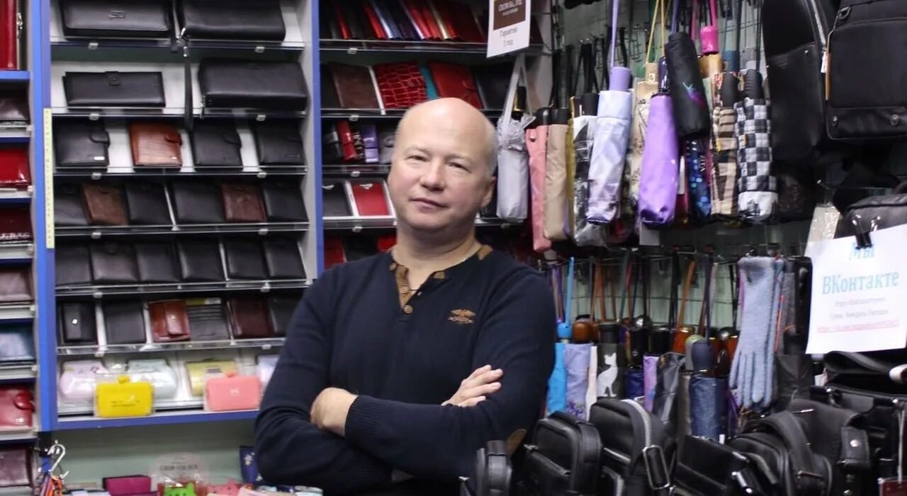 Хозяин продавец. Продавец зонтиков. магазин роман. продавщица зонтиков. yba продавец зонтиков.