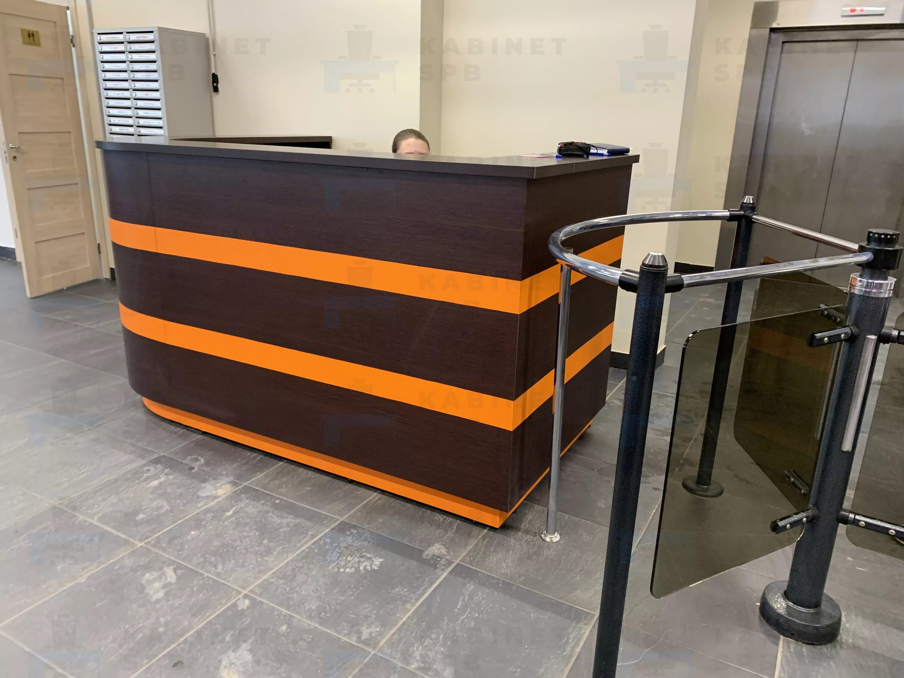 Стойка модульная ресепшн (охрана) 1450*650*1550. Стол-стойка для офиса. Стойка для охраны угловая. Защитный экран на ресепшн. Ресепшен стойка администратора.