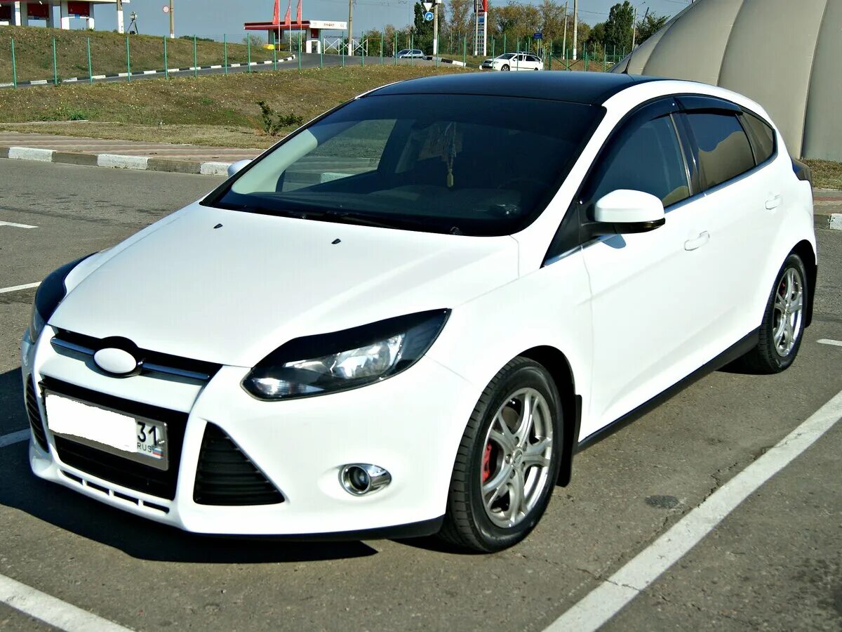 Форд фокус 2 хэтчбек белый. Форд фокус белый. Форд фокус 2011 седан белый. Форд фокус белый. Форд фокус 3 рестайлинг хэтчбек.