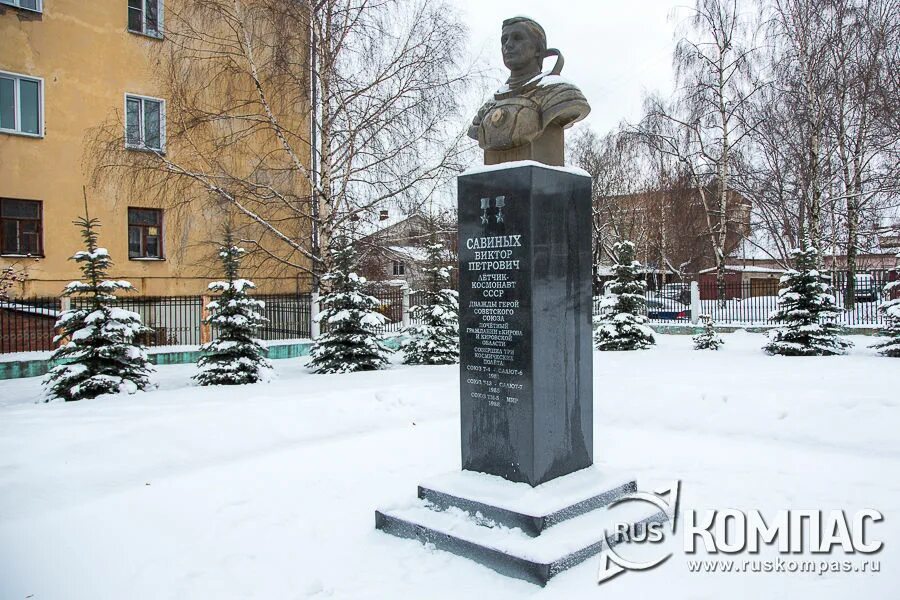 Савиных в п. Памятник Виктору Савиных Киров. Памятник Савиных в Кирове. Памятник космонавту Савиных в Кирове.