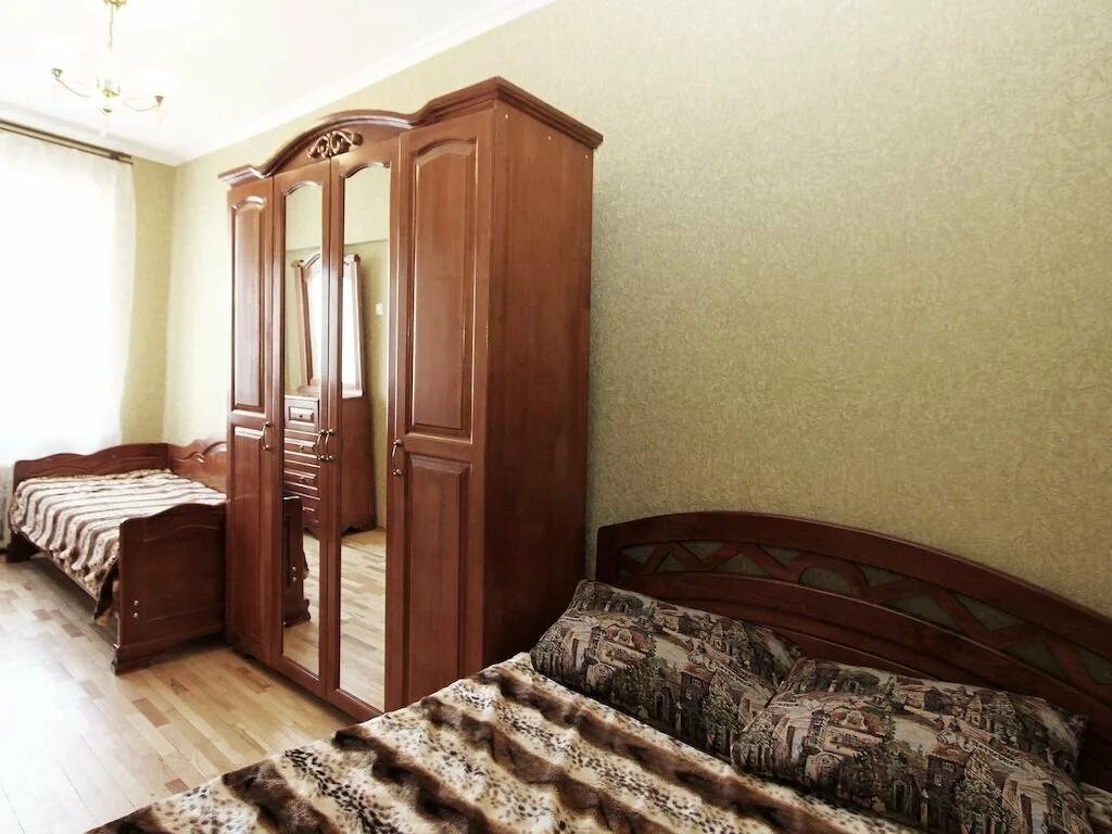 Ближайшую комнату
