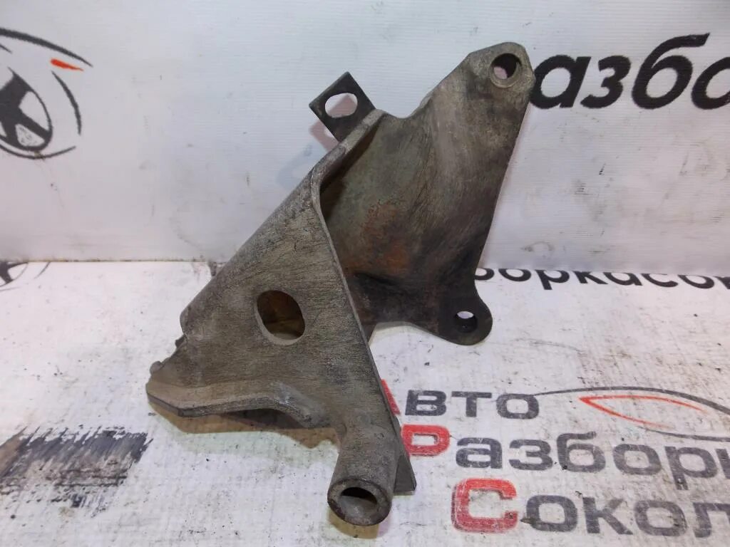 Кронштейн опоры двигателя matiz 0,8. Кронштейн подушки двигателя тойота авенсис 2. Двигатель передний кронштейн. Опора двигателя ямз 650 передняя. Ман l2000 кронштейн двигателя.