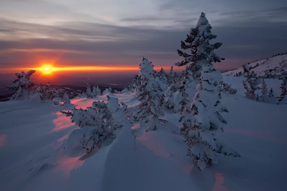 зимний закат. зима в сибири. ладожское озеро zimoy. природа якутии тайга. карелия зимой ладожское озеро.