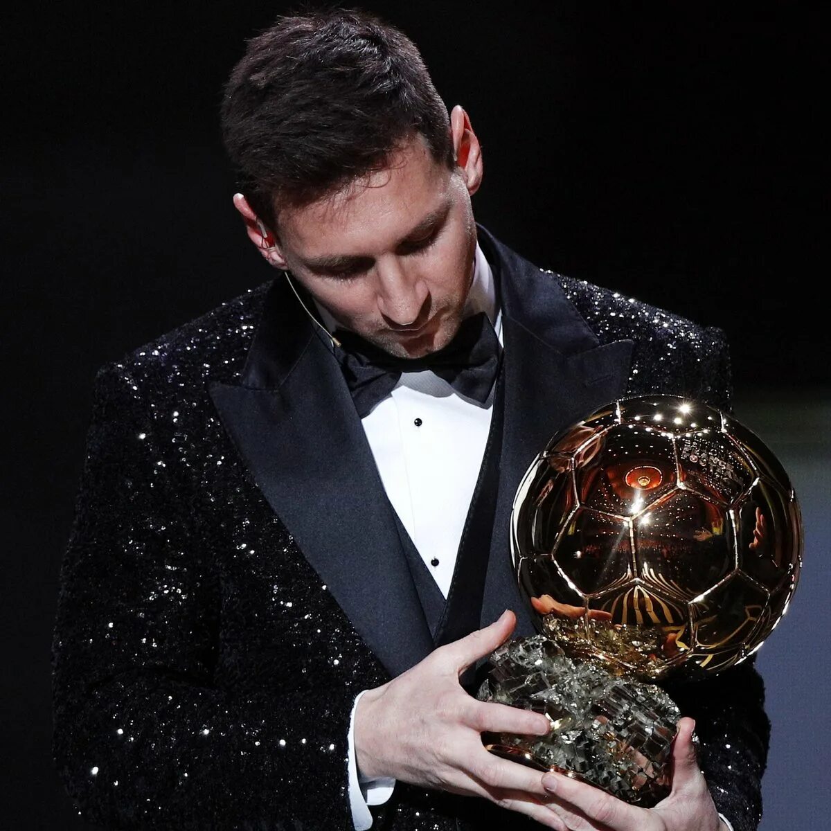 Золотой мяч дата. Лео месси золотой мяч. лионель месси 7 золотой мяч. lionel messi 2011 золотой мяч. месси 7 золотой мяч.