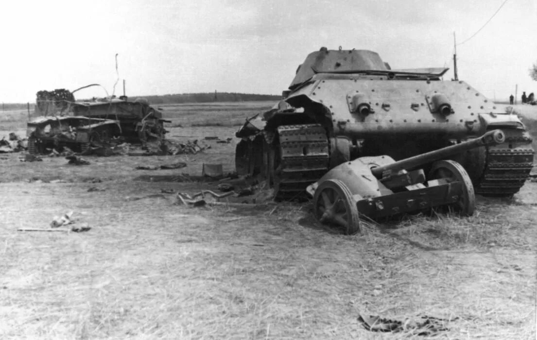 Т-34 таранит штуг. Танк таранит танк. Танк таранит танк. Танк таранит танк. Бт-7 в 1945.