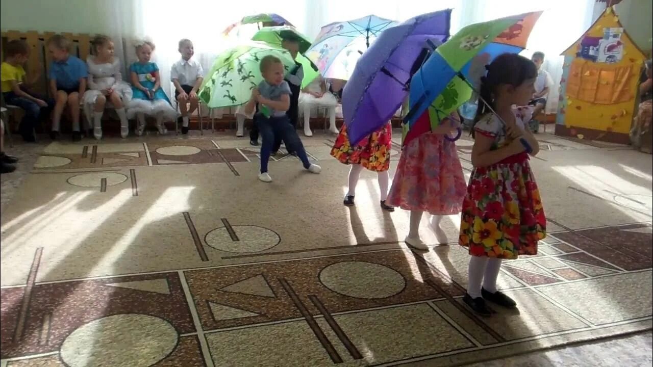 Танец дождя подготовительная группа. Танец с зонтиками в доу. танец с зонтиками старшая группа. танец с зонтиками в детском саду в старшей группе. танец с зонтиками подготовительная группа.