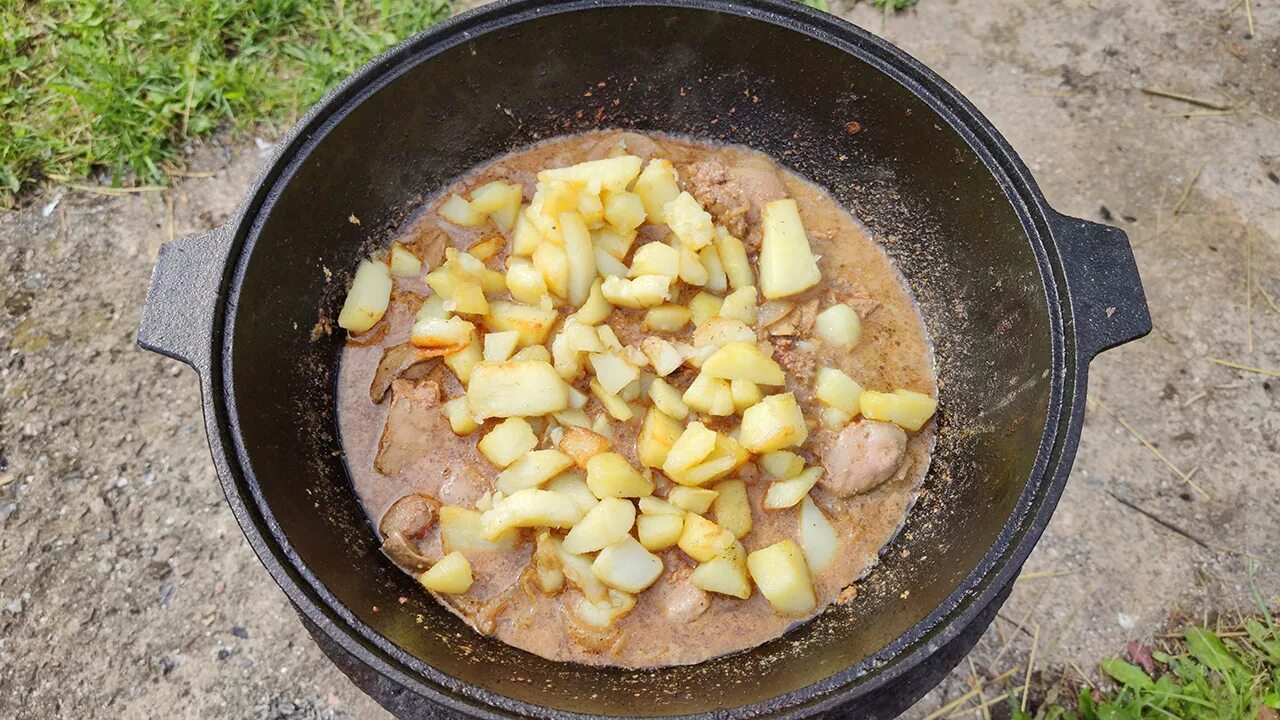 Печень с картошкой в казане. Картошка с печенкой в казане. Картошка в казане на костре. Печень в казане на костре.