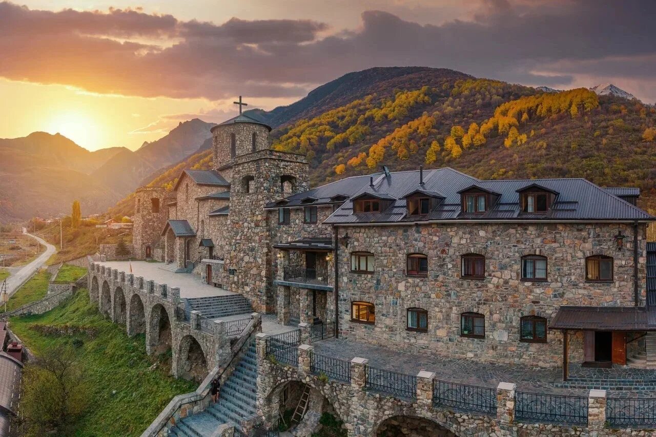 Фиагдон монастырь северная осетия алания. Северная осетия мужской монастырь. Хидикус северной осетии монастырь. Аланский свято-успенский мужской монастырь. Аланский монастырь феокдон.