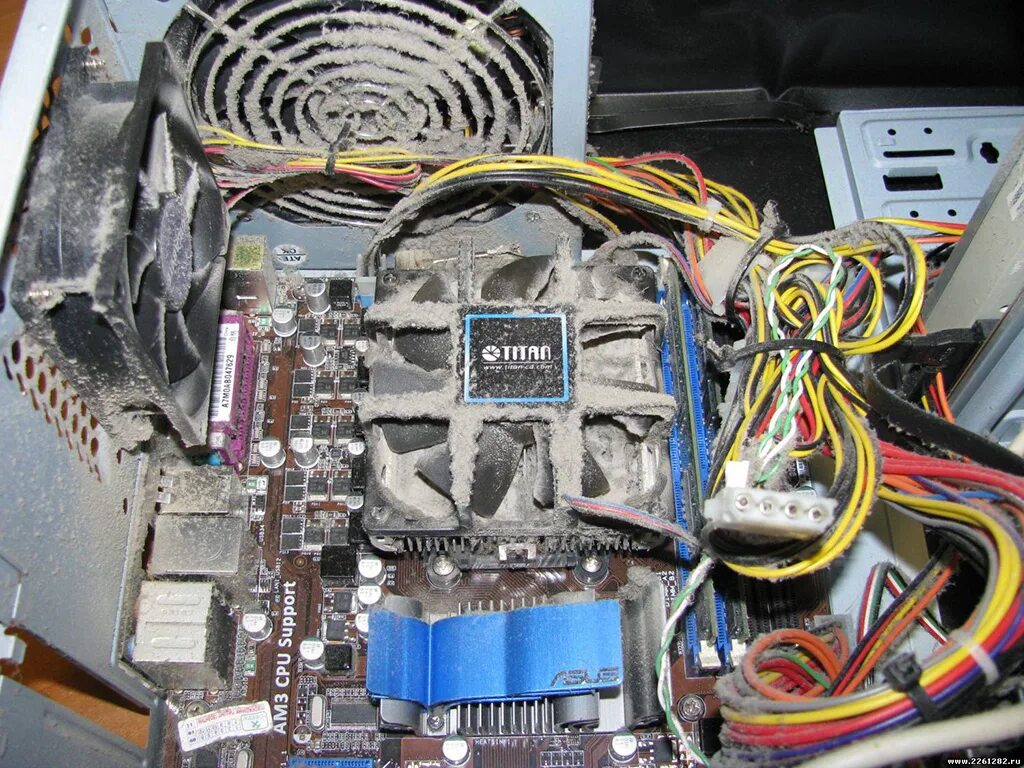 Крепление вентилятора к материнской плате. Звуки в системном блоке компьютера. Пыль внутри системного блока. Компьютер издаёт странные звуки. Сборка пк на рынке.