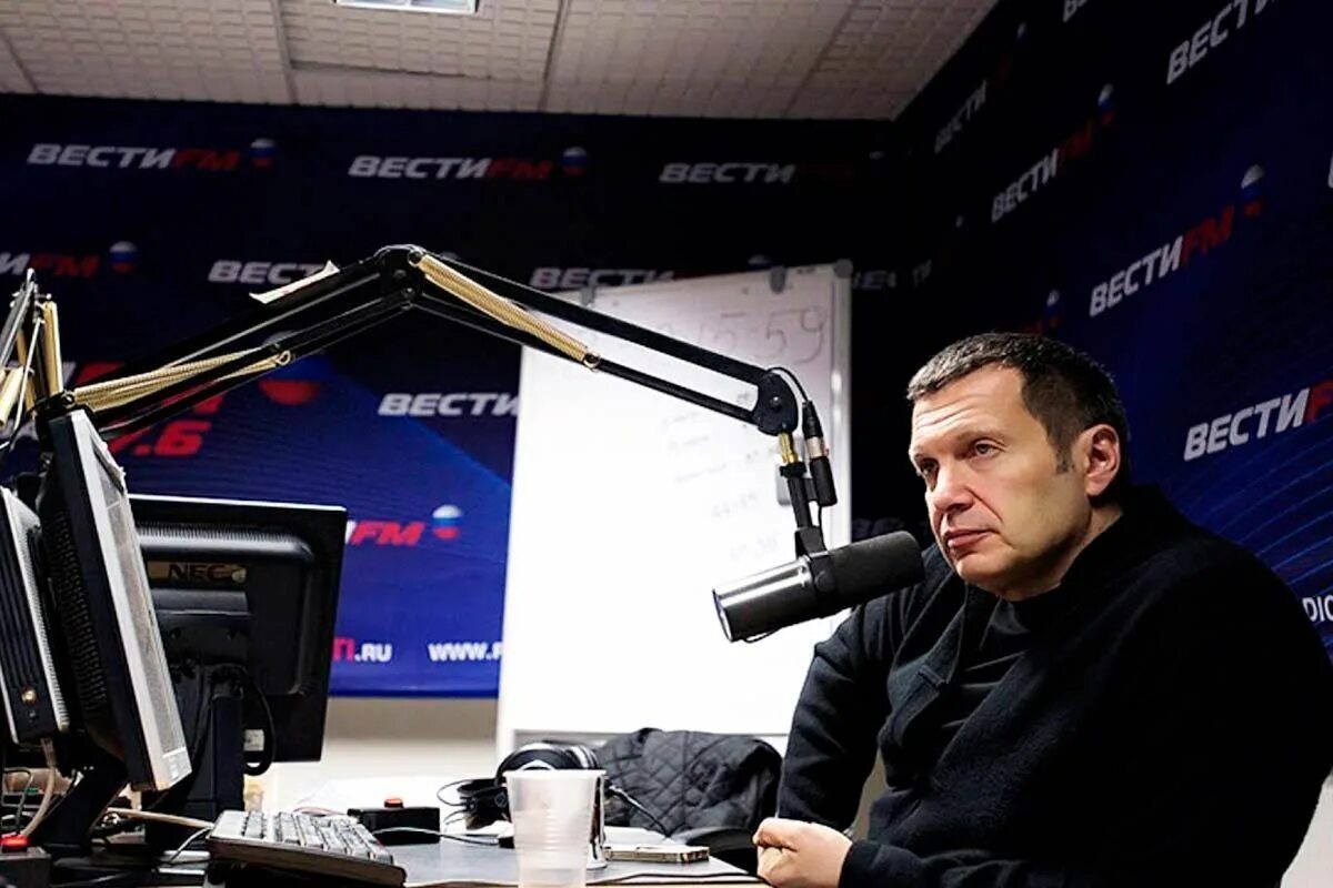 Эфир вести фм. Вести fm. Вести фм студия. Радио вести фм. Радио вести фм лого.